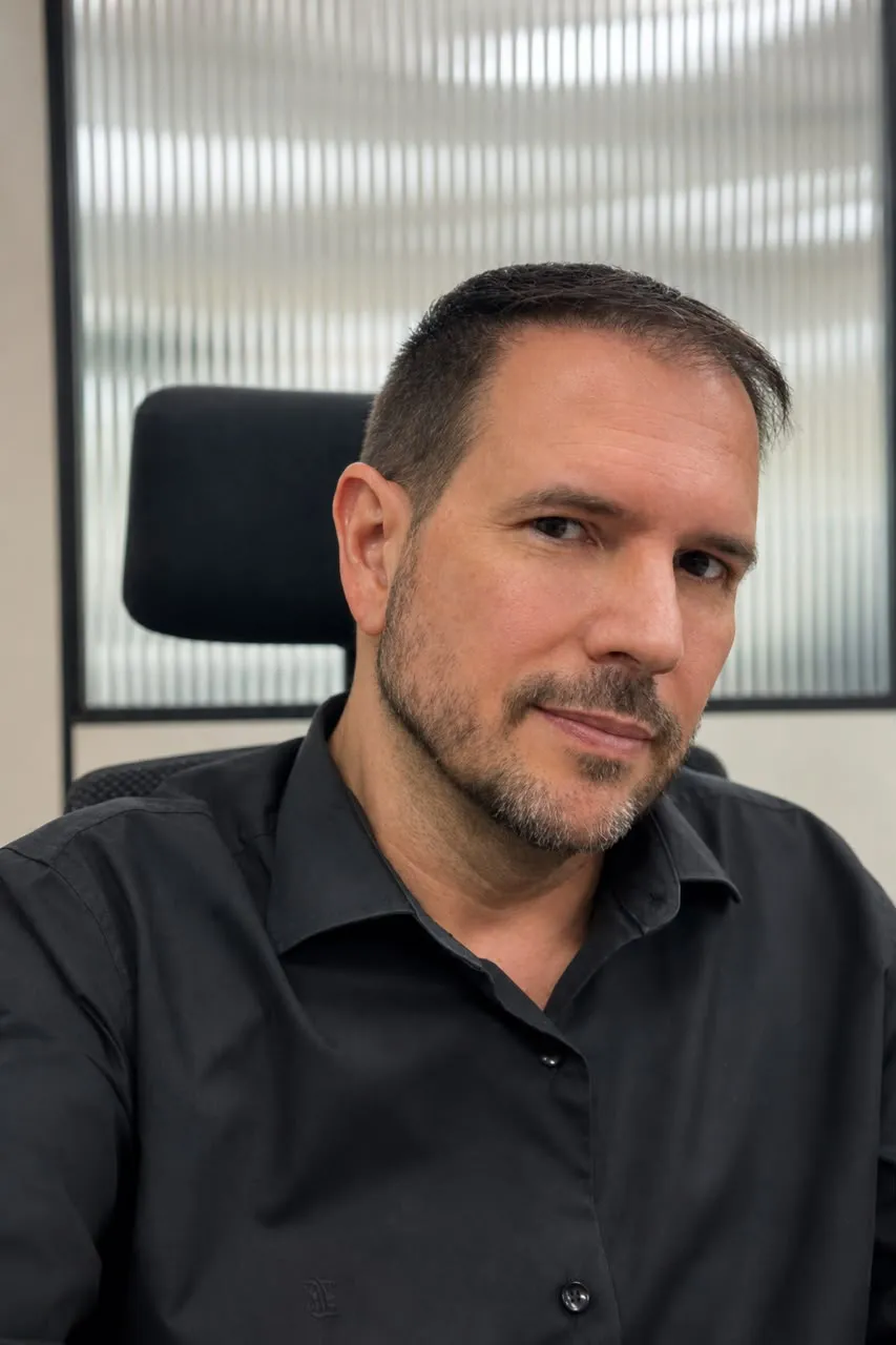 Daniel Fonseca, palestrante e mentor, em retrato no escritório